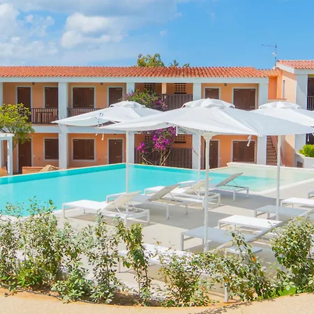 Isa - With Swimming Pool In Costa Serena Just 700 Mt From The Sea Apartahotel 3*