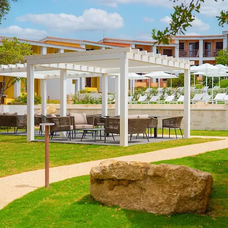 Isa - With Swimming Pool In Costa Serena Just 700 Mt From The Sea Apartahotel 3*