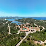 Isa - With Swimming Pool In Costa Serena Just 700 Mt From The Sea 公寓式酒店 波尔图拉斐尔