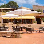Aparthotel Isa - With Swimming Pool In Costa Serena Just 700 Mt From The Sea