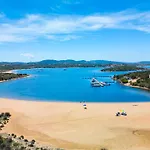 Isa - With Swimming Pool In Costa Serena Just 700 Mt From The Sea 3*