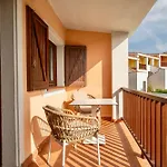 Isa - With Swimming Pool In Costa Serena Just 700 Mt From The Sea 公寓式酒店 3*