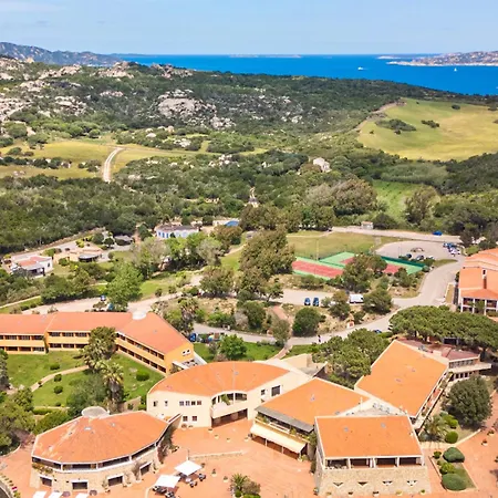 Isa - With Swimming Pool In Costa Serena Just 700 Mt From The Sea 아파트호텔