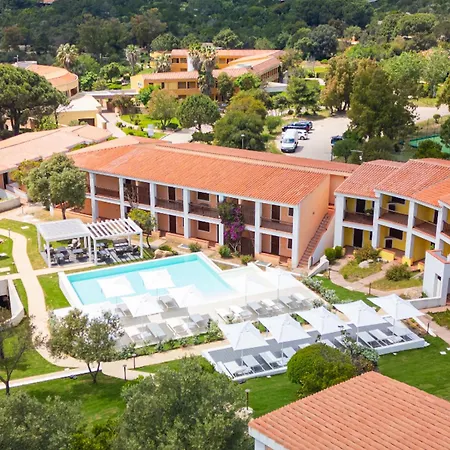 Isa - With Swimming Pool In Costa Serena Just 700 Mt From The Sea 3* 波尔图拉斐尔
