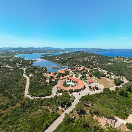 Isa - With Swimming Pool In Costa Serena Just 700 Mt From The Sea Aparthotel Porto Rafael