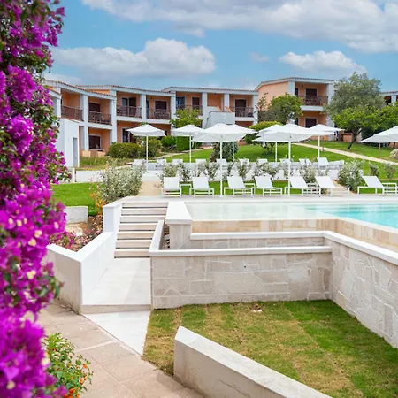 Aparthotel Isa - With Swimming Pool In Costa Serena Just 700 Mt From The Sea Porto Rafael