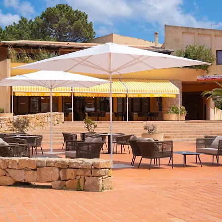 Aparthotel Isa - With Swimming Pool In Costa Serena Just 700 Mt From The Sea