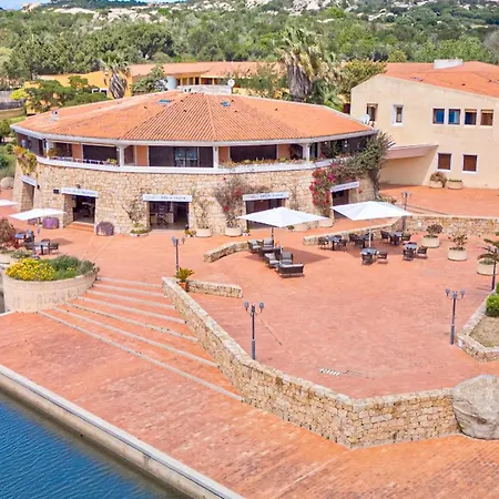 Isa - With Swimming Pool In Costa Serena Just 700 Mt From The Sea 公寓式酒店 3*