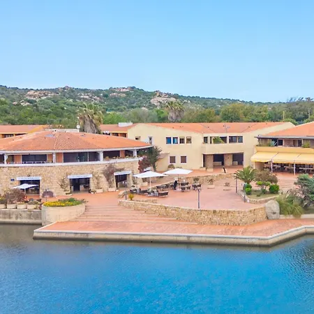 Isa - With Swimming Pool In Costa Serena Just 700 Mt From The Sea 公寓式酒店 波尔图拉斐尔