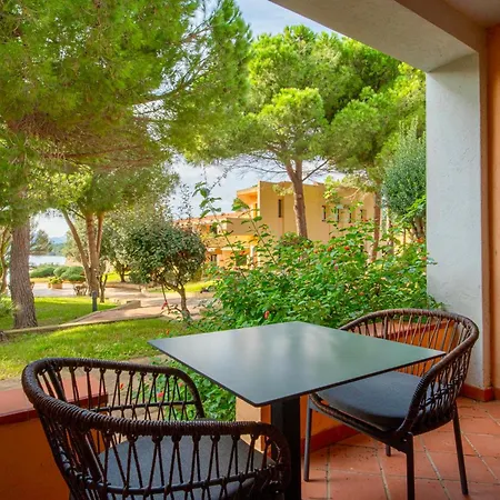 Isa - With Swimming Pool In Costa Serena Just 700 Mt From The Sea 3*