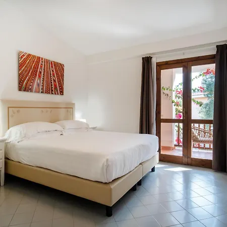 Aparthotel Isa - With Swimming Pool In Costa Serena Just 700 Mt From The Sea