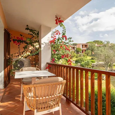 Aparthotel Isa - With Swimming Pool In Costa Serena Just 700 Mt From The Sea 3*