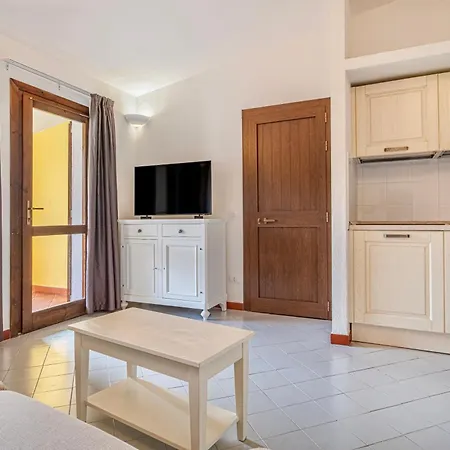 Isa - With Swimming Pool In Costa Serena Just 700 Mt From The Sea Aparthotel