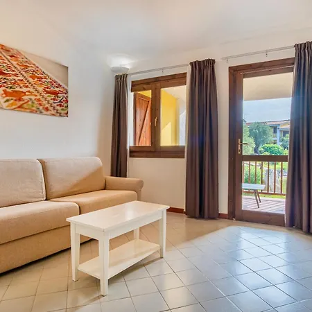 Aparthotel Isa - With Swimming Pool In Costa Serena Just 700 Mt From The Sea