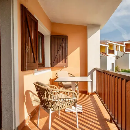 Isa - With Swimming Pool In Costa Serena Just 700 Mt From The Sea Aparthotel 3*
