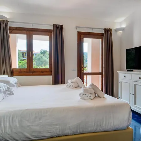 Aparthotel Isa - With Swimming Pool In Costa Serena Just 700 Mt From The Sea 3*