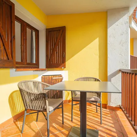 Isa - With Swimming Pool In Costa Serena Just 700 Mt From The Sea Aparthotel