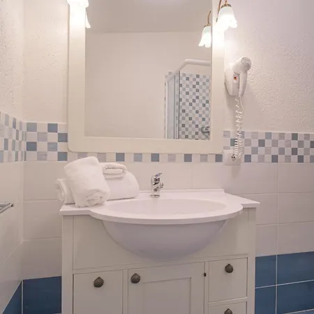 Aparthotel Isa - With Swimming Pool In Costa Serena Just 700 Mt From The Sea