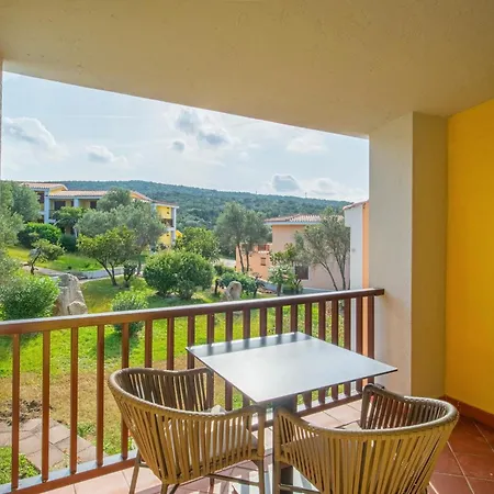 Isa - With Swimming Pool In Costa Serena Just 700 Mt From The Sea Aparthotel 3*