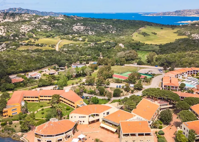Isa - With Swimming Pool In Costa Serena Just 700 Mt From The Sea 公寓式酒店