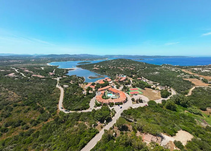 Isa - With Swimming Pool In Costa Serena Just 700 Mt From The Sea 公寓式酒店 波尔图拉斐尔