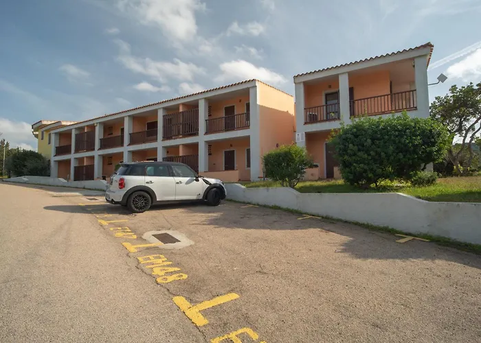 Isa - With Swimming Pool In Costa Serena Just 700 Mt From The Sea 公寓式酒店 波尔图拉斐尔