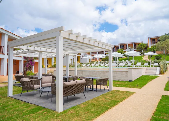 Isa - With Swimming Pool In Costa Serena Just 700 Mt From The Sea 3* 波尔图拉斐尔