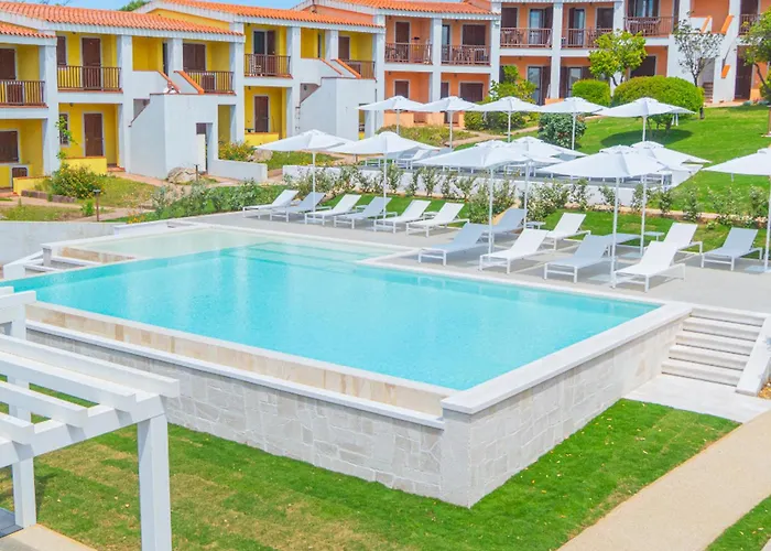 Isa - With Swimming Pool In Costa Serena Just 700 Mt From The Sea 3* 波尔图拉斐尔