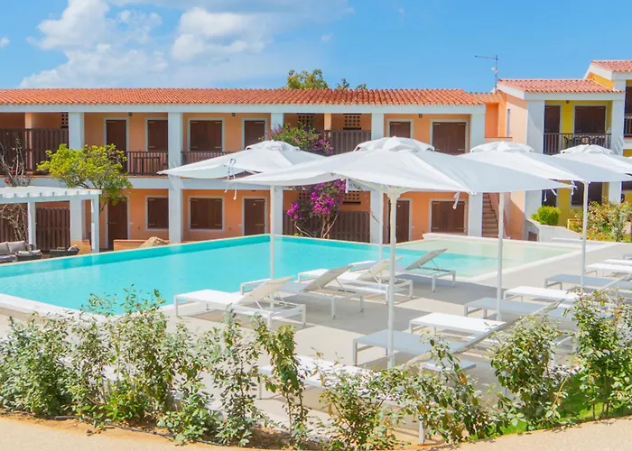 Isa - With Swimming Pool In Costa Serena Just 700 Mt From The Sea 公寓式酒店 3*