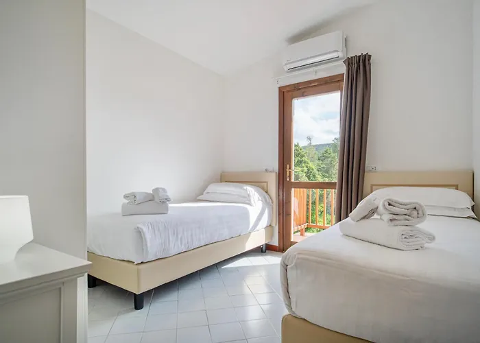Isa - With Swimming Pool In Costa Serena Just 700 Mt From The Sea 3* 波尔图拉斐尔